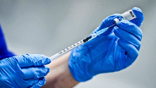 Ambulantes vendem CoronaVac falsificada por 50 reais no Zona Norte do Rio 